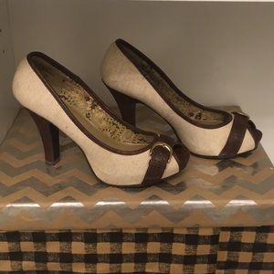 Mossimo tan and brown faux leather pumps